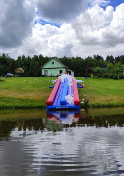 Čiuožynė į tvenkinį Pripučiama čiuožynė