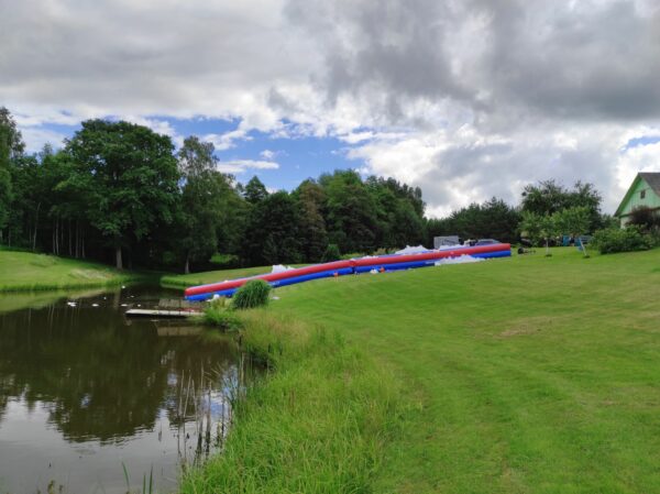 Čiuožynė tvenkinyje Pripučiama čiuožynė iš šono
