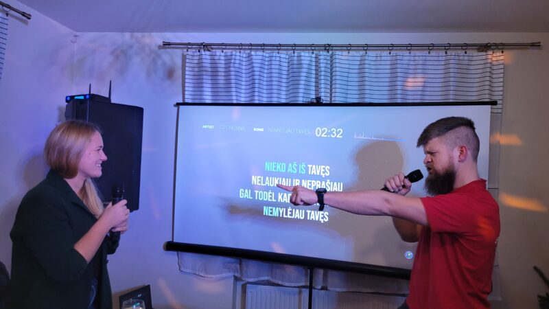 Dainuoja karaoke